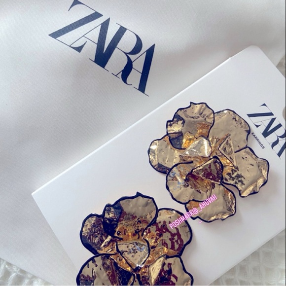 Zara Flower Earrings - Picture 2 of 4